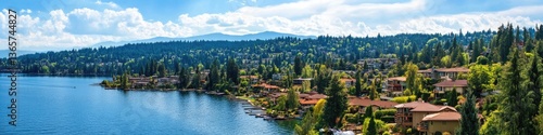 Obraz na płótnie Lake Sammamish Panoramic Landscape View in Sunny Bellevue, Washington w salonie