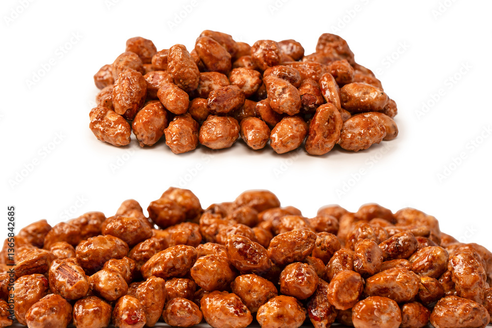 Fototapeta premium Tasty sweet roasted peanuts isolated on a white background.
