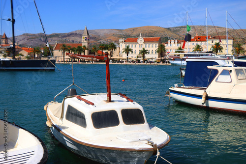 Obraz na płótnie Beautiful old buildings, boats and yachts on the promenade in Trogir, Croatia. Sunny summer day in Trogir. w salonie