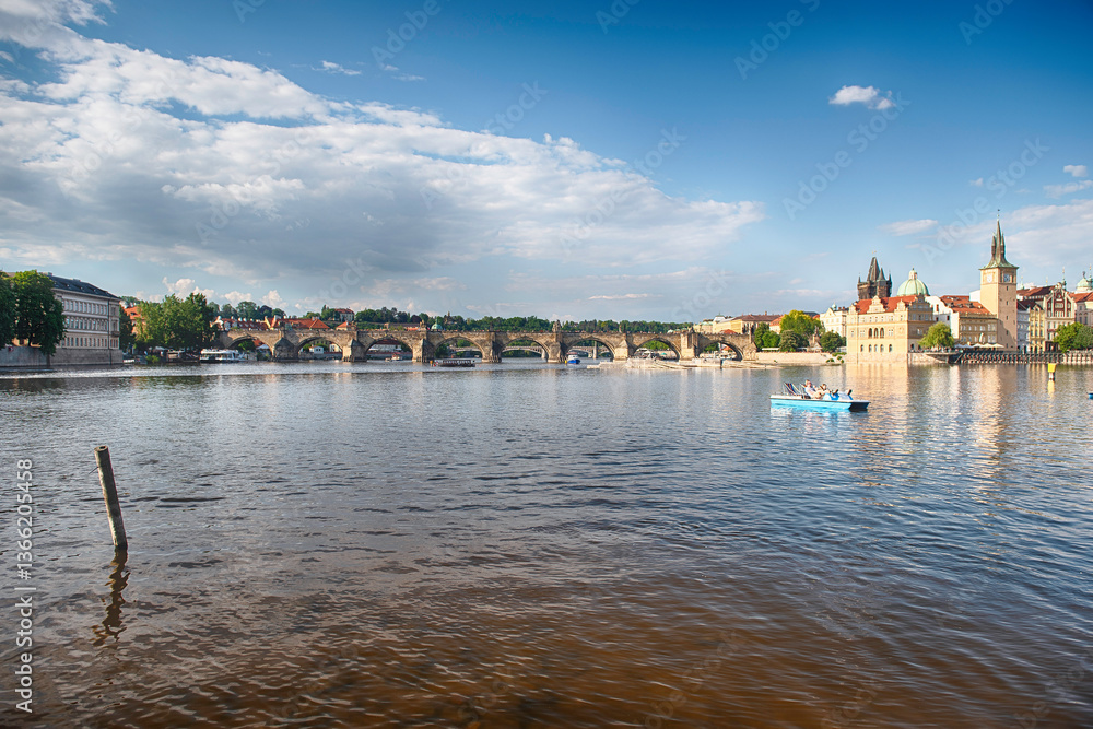 Obraz premium Charles Bridge crossing Vltava River in Prague, Czech Republic