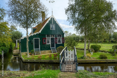 Historisches Haus am Kanal in Zaanstad in den Niederlanden