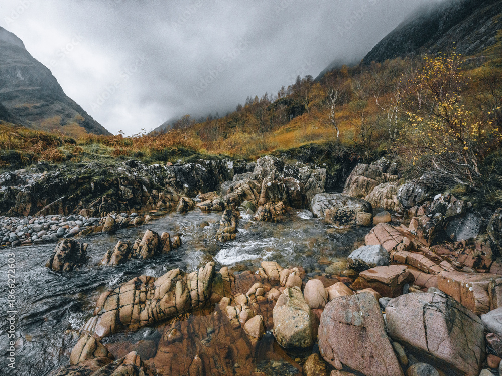 Obraz premium Ruisseau écossais au milieu des rochers, Highlands, en automne