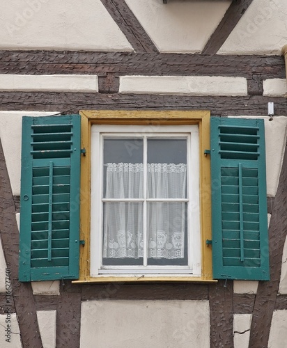 Fenster mit Store und Fensterläden