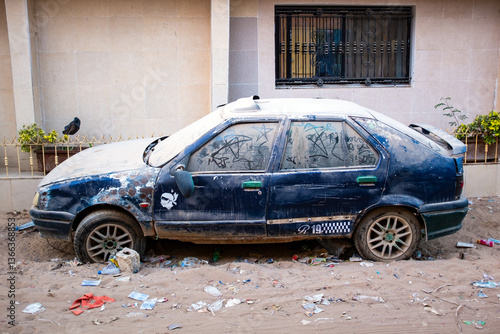 épave de voiture abandonnée dans une rue de Dakar au Sénégal en Afrique