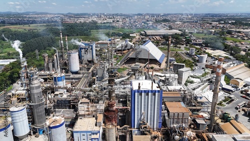Visão aérea dia de sol em uma indústria de papel e celulose
