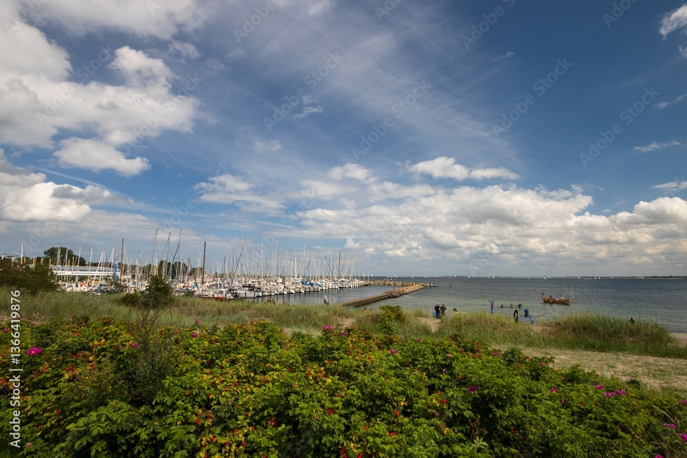 Marina Strande mit Sandstrand an der Kieler Förde.