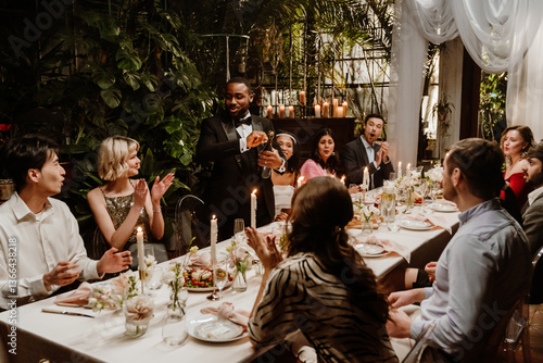 Foto A Black groom is opening a champagne bottle while seated guests celebrate, surrounded by candles and elegant floral arrangements at a beautifully decorated wedding reception in a lush indoor setting