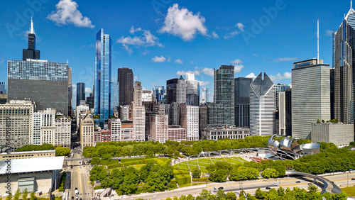 Tableau sur toile Chicago, IL - July 25, 2024: Aerial view of Chicago from Millennium Park on a wo