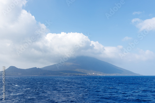 Wallpaper Mural 巨大な活火山、八丈富士見える。
東京向けの橘丸が八丈島の底土港を出港した。
東海汽船東京湾～伊豆諸島八丈島、太平洋航路の橘丸船上-2025
 Torontodigital.ca