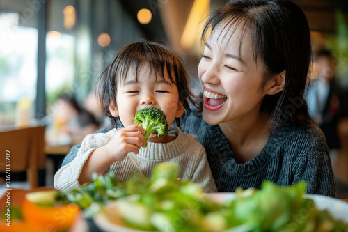 野菜を食べる親子