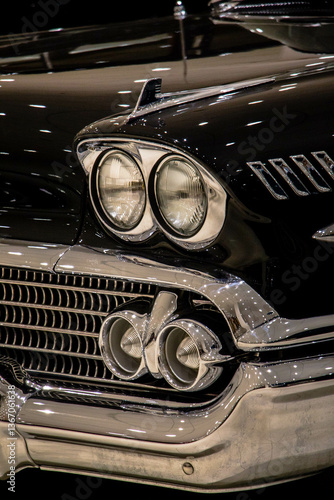Fotografie Close-Up of Vintage Sports Car Headlight and Curved Hood Design – Luxury Vehicle