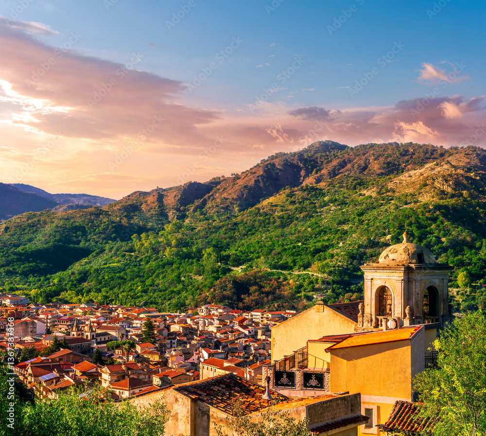 Obraz premium Mountain town view. Mountain landscape of beautiful village in Sicily, Italy. A town in a beautiful mountain valley. Mountain valley town during sunset in evening light