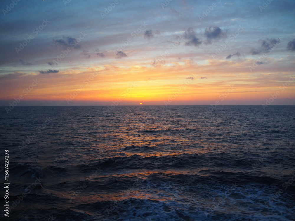Obraz premium 地平線に沈む夕日