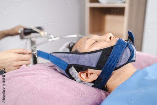 Bilde på lerret traction neck therapy, physical therapy, person receiving neck therapy in physic