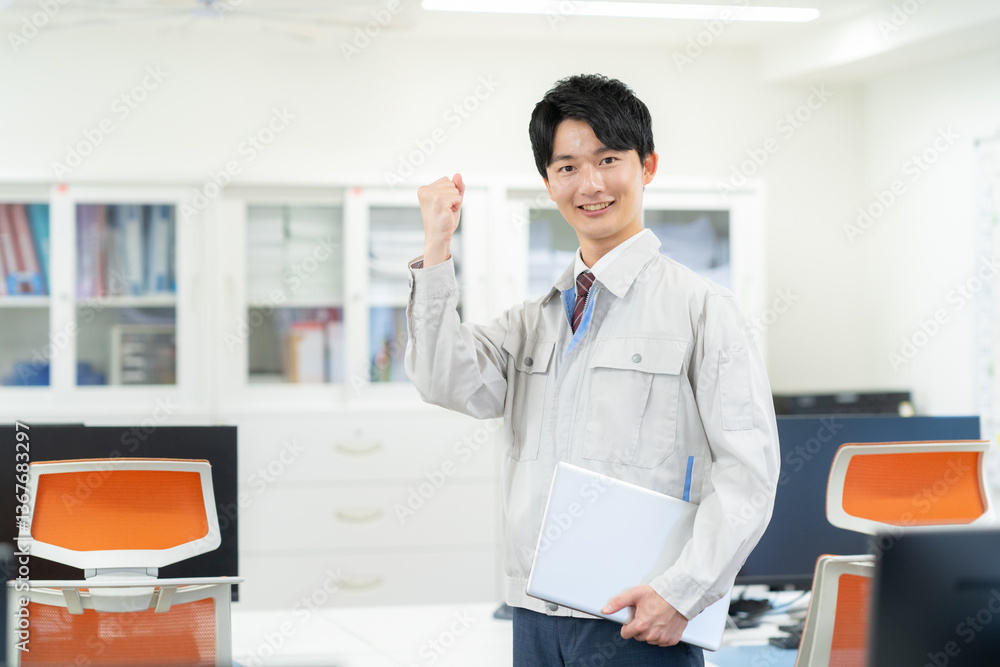 オフィスで働く作業服のエンジニア オフィスで働く作業服のエンジニア