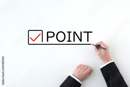 チェックマークとポイントの文字を描くビジネスマンの手元