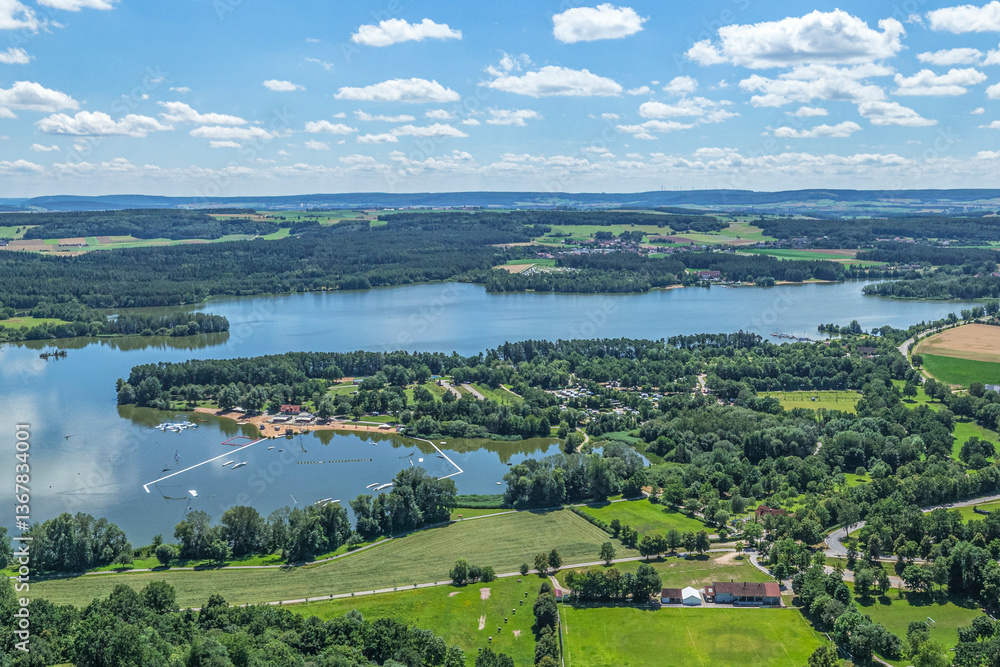 Naklejka premium Der Urlaubsort Absberg am Brombachsee in Altmühlfranken von oben