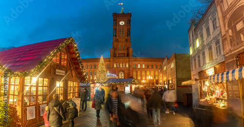 View of Rotes Rathaus and Christmas market in Wasserkaskaden at dusk, Mitte, Berlin, Germany