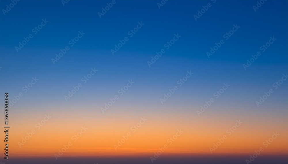 Fototapeta premium 深い青から暖かいオレンジに変わるグラデーションの夕焼け空