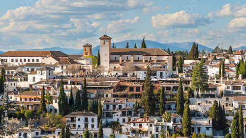 Panorama del barrio del Albaicín con el mirador de san Nicolas desde la Alhambra, Granada España