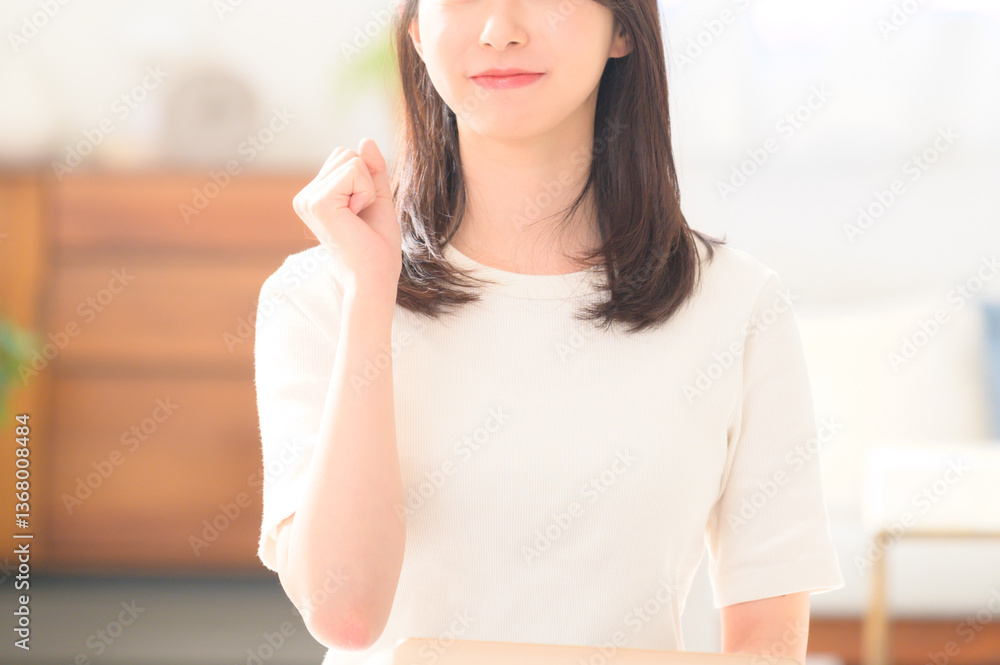 ガッツポーズをする日本人女性 ガッツポーズをする日本人女性