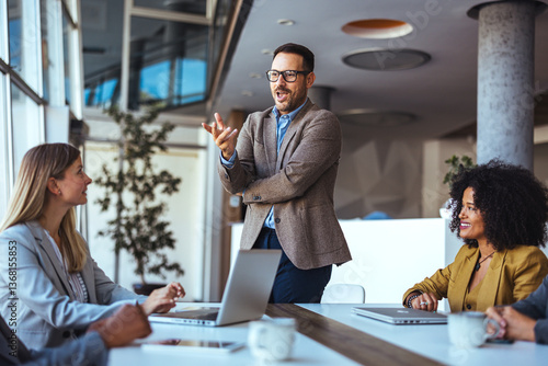 Foto Business Meeting with Enthusiastic Presenter in a Modern Workplace Environment