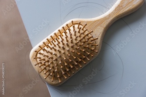Obraz na płótnie Fallen hair strands with wooden comb and hairbrush w salonie