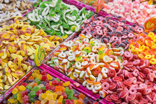 Obraz na płótnie Delicious gummy treats displayed in candy shop w salonie