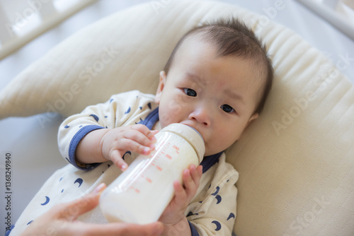 Obraz na płótnie Cute baby drinking milk from bottle w salonie