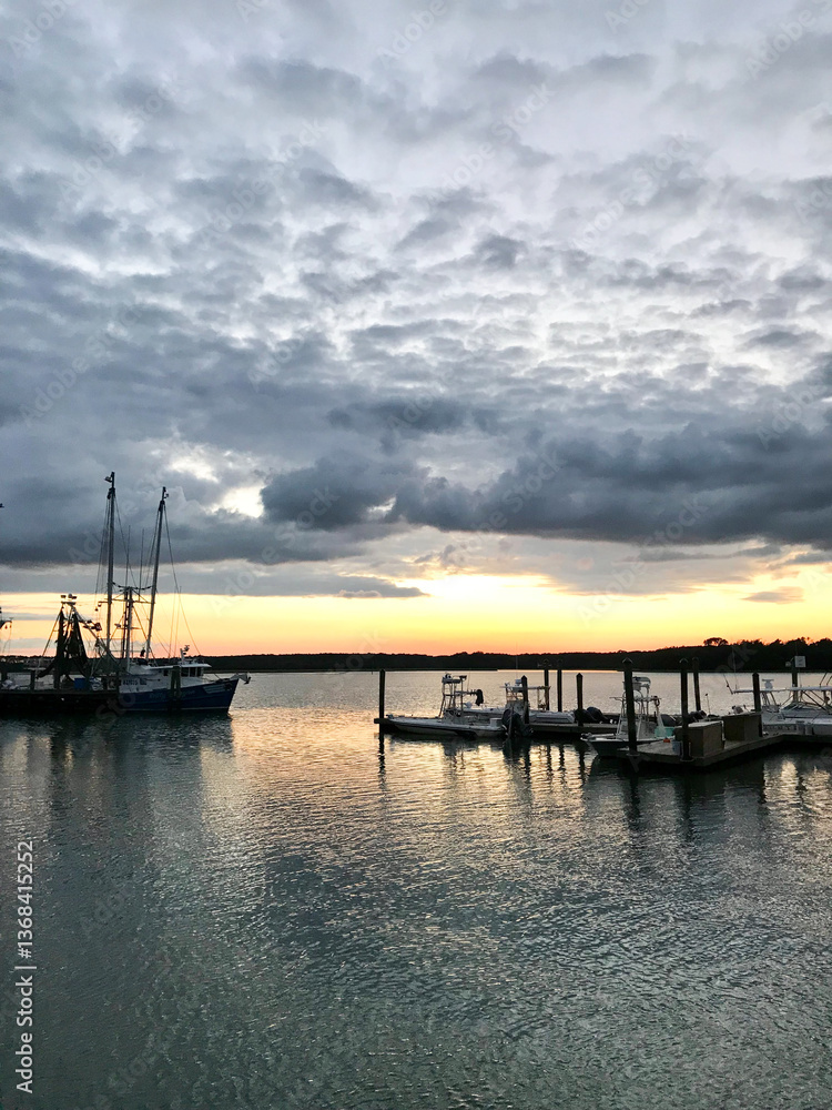 Fototapeta premium Sunset over the Water on Marina