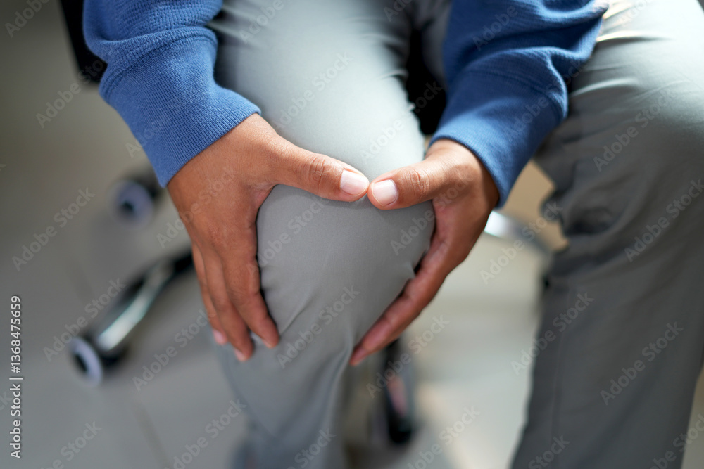 Obraz premium An office staff is suffering the Osteoarthritis and causes knee pain, swelling, redness, stiffness in the knee, clinging noise in the knee, he is massaging and rubbing the pain area to get relief.