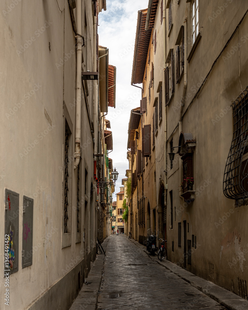 Fototapeta premium Alleyway in Florence