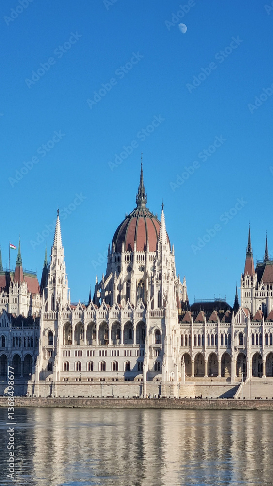 Fototapeta premium Budapest cityscape with Hungarian parliament building and Danube river, Hungary