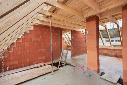 In einem neugebauten Wohnhaus befindet sich das Dachgeschoss im Ausbau