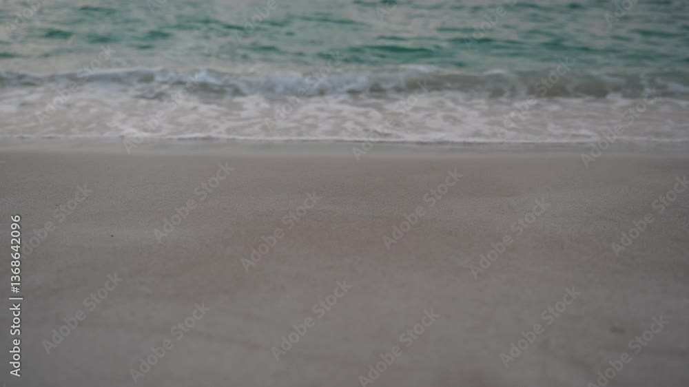 砂浜に打ち寄せる波 砂浜に打ち寄せる波