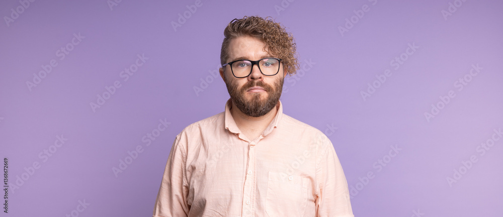 Obraz premium Banner portrait man standing confidently against violet background, copy space. Individuality, modern masculinity, and quiet self-assurance in contemporary portraiture.