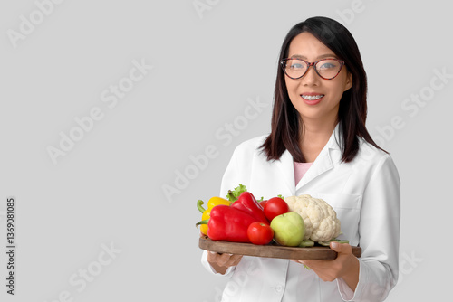 Female Asian nutritionist w...