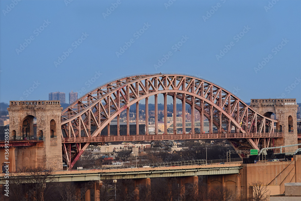 Fototapeta premium Iconic Hell Gate Bridge in New York City, a historic steel arch railroad bridge spanning the East River.