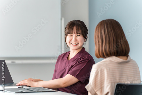 Photos 病院で診察・診療・カウンセリング・相談をする女性患者と医師・看護師・カウンセラーの女性