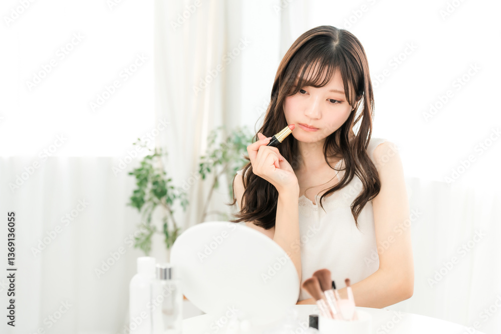 メイクをする若いアジア人女性(口紅・ルージュ・グロス・リップ)
メイクをする若いアジア人女性(口紅・ルージュ・グロス・リップ)
