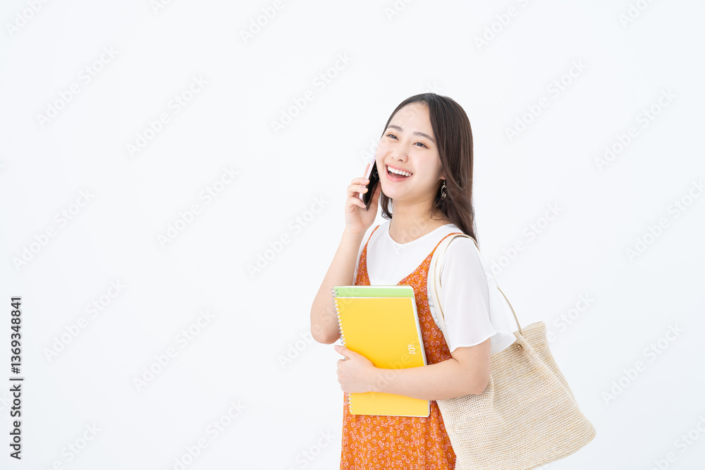 電話する女子大生 電話する女子大生