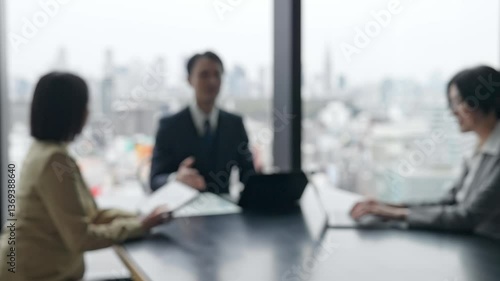 Wallpaper Mural オフィスで会議するビジネスパーソンのグループのぼかしイメージ Torontodigital.ca