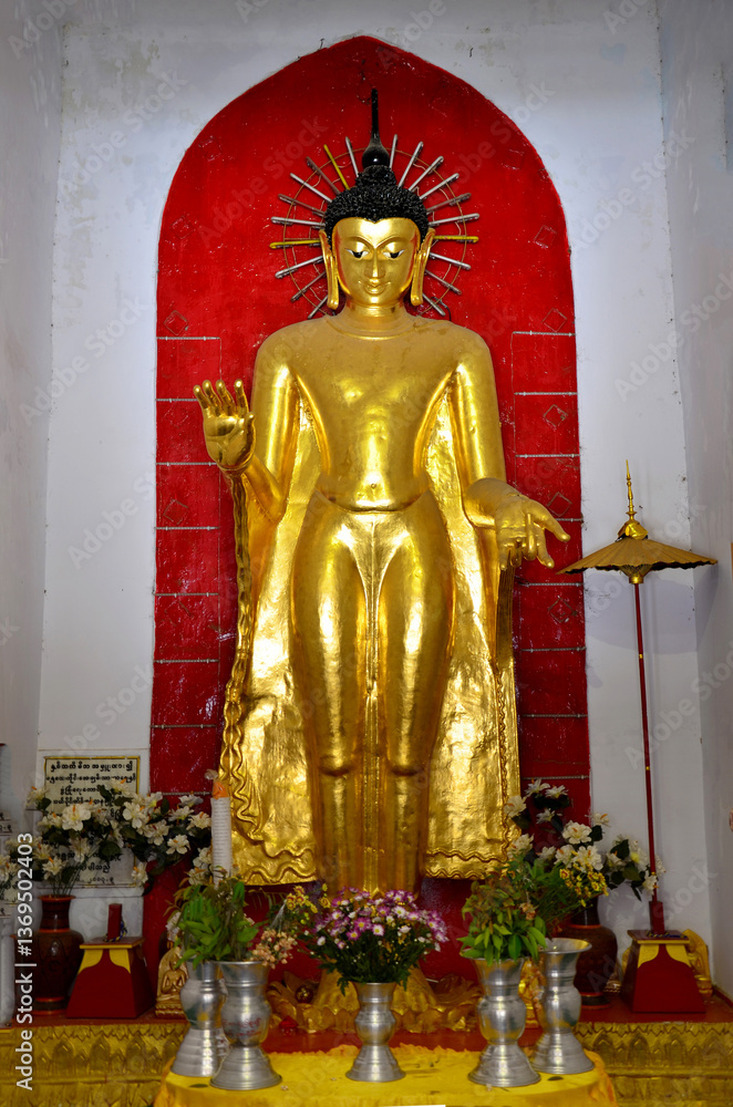 Obraz premium Buddha statue in Shwezigon Pagoda