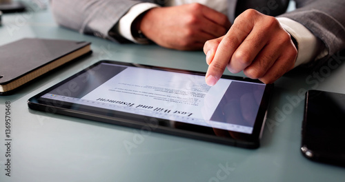 Obraz na płótnie Man signs digital last will online w salonie