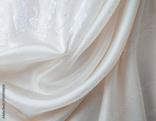 白いシルクとレース