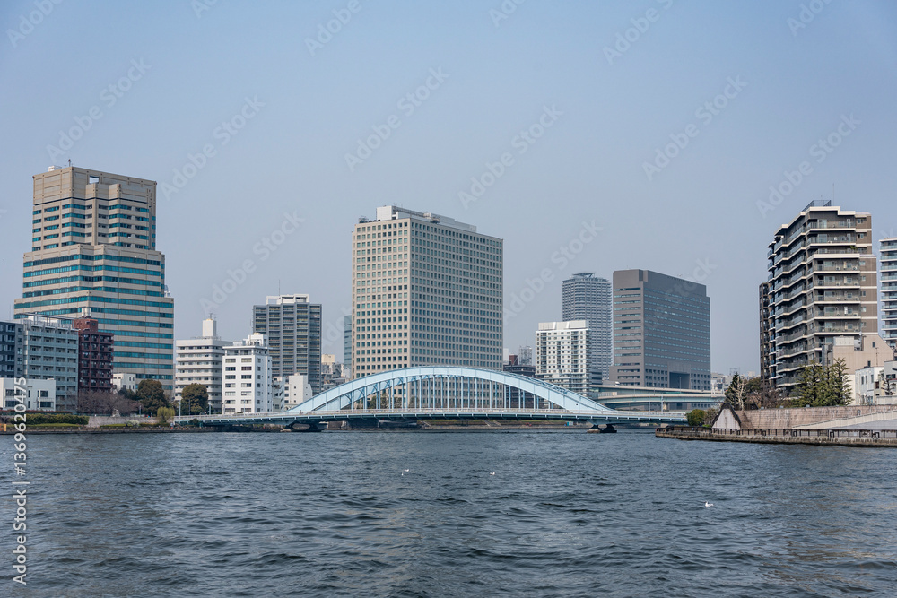 Fototapeta premium 隅田川、晴海運河沿いの風景