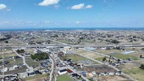 黒部市上空から見た北陸自動車道の黒部インターチェンジや北陸新幹線