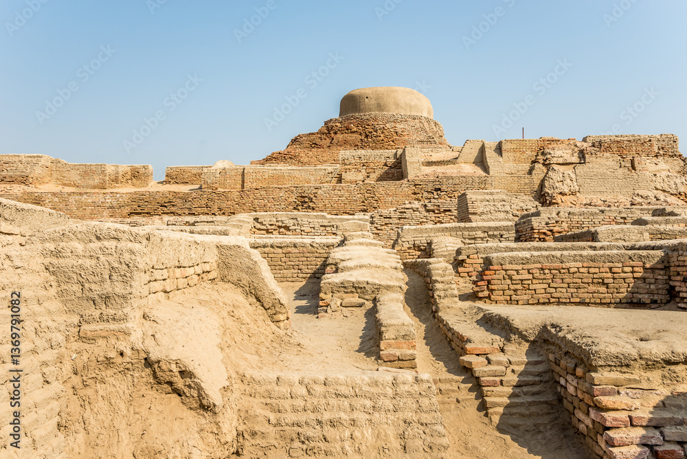 Obraz premium View at the Stupa in Archaeological site Mohenjo-daro in Larkana - Pakistan