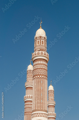 Obraz na płótnie Yemen, Middle East, 02-05-2013: minarets of Al-Saleh Mosque, modern mosque in Sana’a, the largest in the country, inaugurated in 2008 by Yemeni President Ali Abdullah Saleh, open also to non-Muslims w salonie