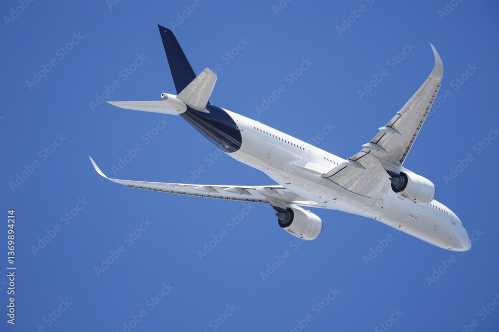 Obraz premium 青空を背景に離陸する飛行機